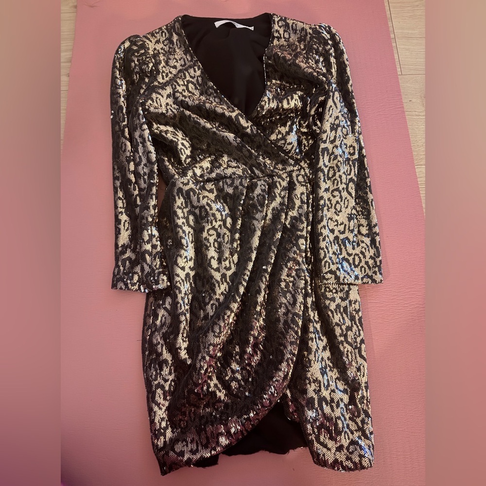 ASTR the label Selene size small leopard sequin mini wrap dress gold with sleeve - Picture 2 of 15